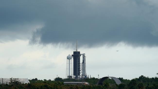 Ο πύραυλος SpaceX Elon Musk Falcon 9 έτοιμος για εκτόξευση της πρώτης επανδρωμένης πτήσης στον ISS, η πρώτη εκτόξευση πτήσης ακύρωσε τον κακό καιρό στη Φλόριντα
