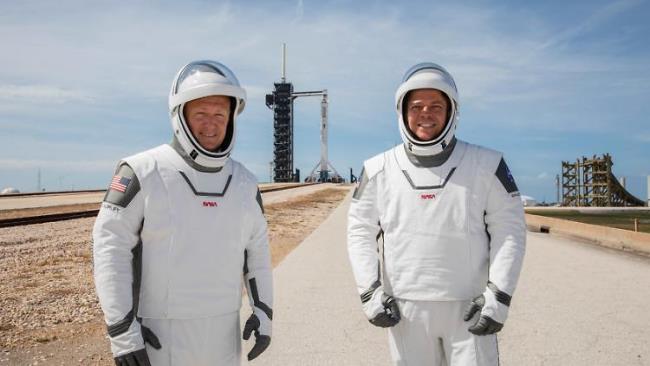 Ο πύραυλος SpaceX Elon Musk εκτόξευσε την πρώτη επανδρωμένη πτήση στον ISS δύο αστροναύτες Doug Hurley Bob Behnken