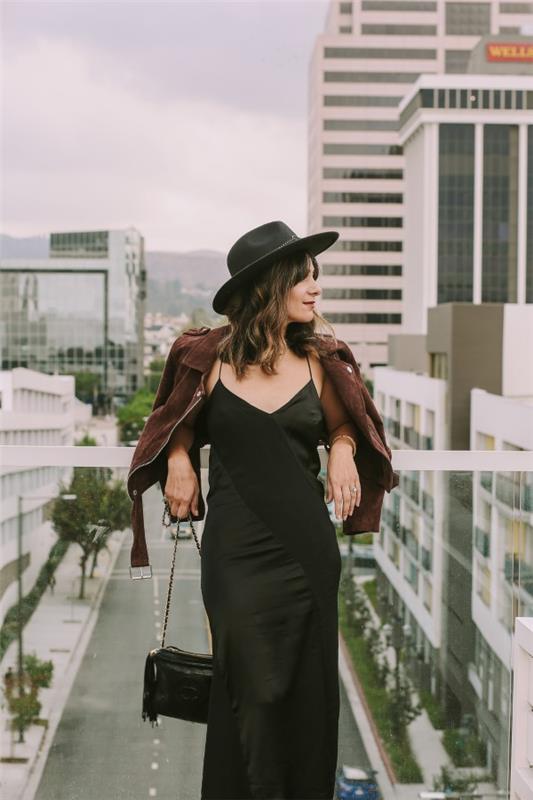 Φόρεμα με σπαγγέτι με λουράκι - έτσι φοράς αυτό το μοντέρνο καλοκαιρινό φόρεμα μαύρο φόρεμα δερμάτινο μπουφάν καπέλο