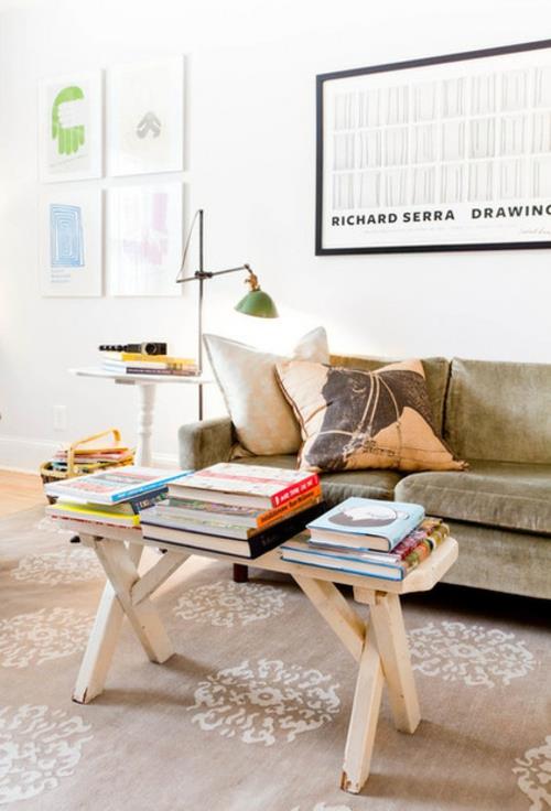 Οικονομική διακόσμηση στο σπίτι καναπές βελούδινα μαξιλάρια βιβλία σαλόνι
