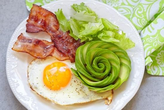 Τηγανητό αυγό μπέικον αβοκάντο υψηλή σε λιπαρά χαμηλή σε υδατάνθρακες πρωινό κετογονική δίαιτα