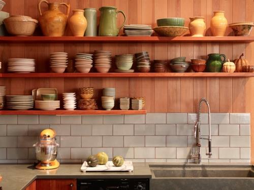 Βάζα λουλουδιών νεροχύτη κουζίνας ξύλινα πάνελ τοίχων ράφια μπολ πιάτα