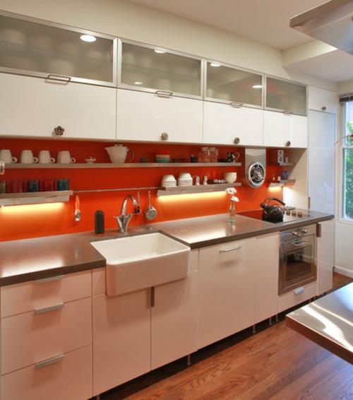 Νιπτήρας στην κουζίνα πορτοκαλί ντουλάπι πάγκου με καθρέφτη κουζίνας