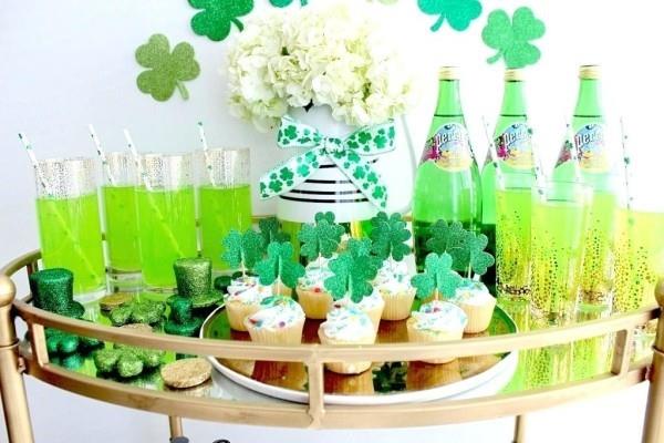 St. Patricks Day ποτό μπαρ διακοσμημένο με πράσινα ποτά μπύρας