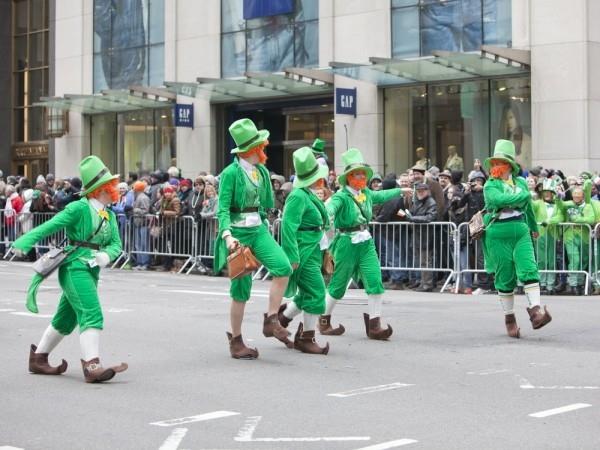 Παρέλαση του Αγίου Πατρικίου στο δρόμο χορεύοντας πράσινες φορεσιές