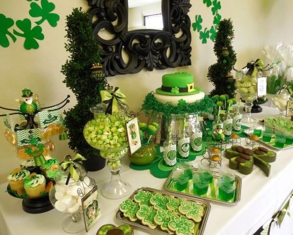 Εορταστικά διακοσμημένο τραπέζι για την Ημέρα του Αγίου Πατρικίου όλα σε πράσινο χρώμα