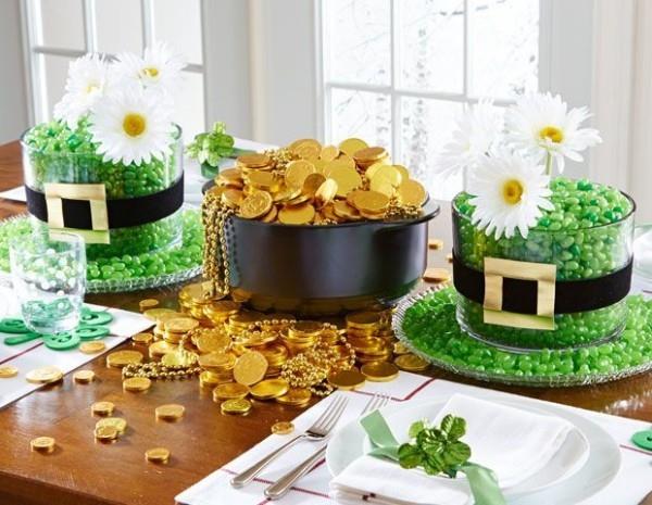 Ημέρα του Αγίου Πατρικίου διακοσμήθηκε εορταστικά τραπέζι πράσινες καραμέλες χρυσά νομίσματα από σοκολάτα