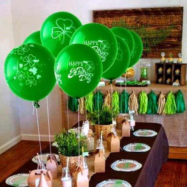 Πράσινα μπαλόνια του Αγίου Πατρικίου στο γιορτινό διακοσμημένο τραπέζι