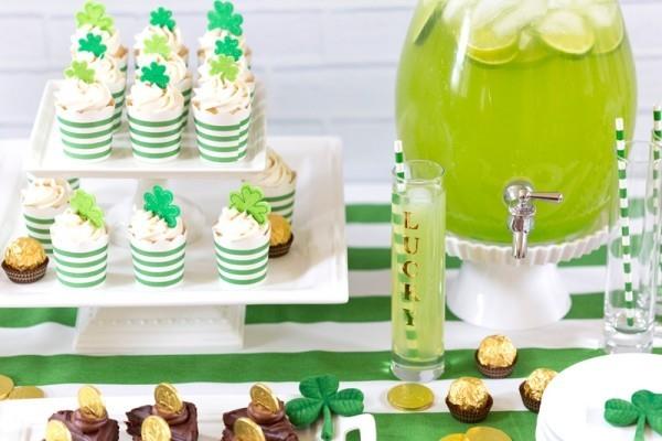 St. Patricks Day πράσινα muffins ποτά