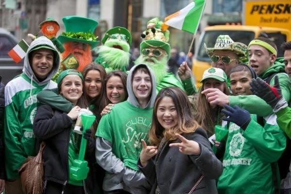 Νέοι άνθρωποι της Ημέρας του Αγίου Πατρικίου ντυμένοι στα πράσινα