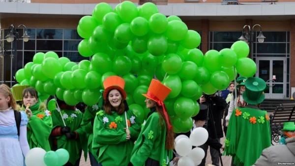 Γιορτάζοντας την παρέλαση του Αγίου Πατρικίου φορώντας πράσινες ρόμπες