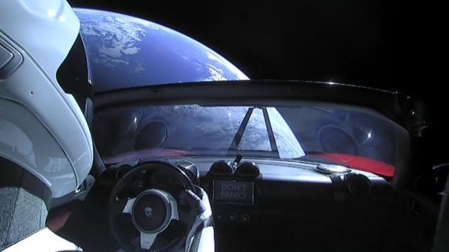 Το Starman στο Tesla Roadster κάνει τον γύρο του ήλιου για πρώτη φορά κοιτάξτε στη γη μην πανικοβληθείτε