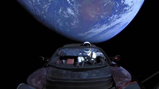 Το Starman στο Tesla Roadster περιστρέφεται γύρω από τον ήλιο για πρώτη φορά με τη γη στο παρασκήνιο