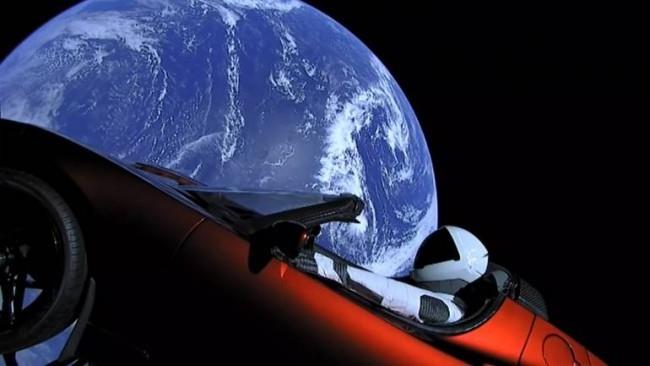 Ο Starman στο Tesla Roadster περιστρέφεται γύρω από τον ήλιο για πρώτη φορά starman στο διάστημα