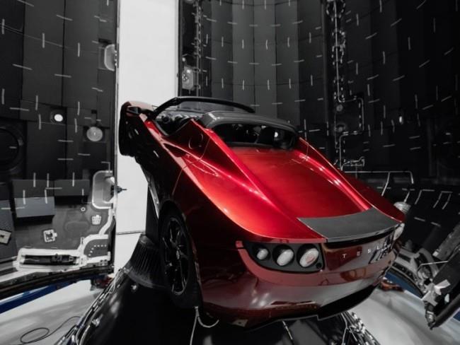Ο Starman στο Tesla Roadster κάνει τον ήλιο για πρώτη φορά, το κόκκινο Tesla είναι έτοιμο να ξεκινήσει