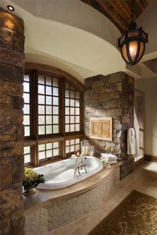 Πέτρα στο μπάνιο Πέτρινος τοίχος και στις δύο πλευρές του παραθύρου Μοντέρνα μπανιέρα Κλασικό σχέδιο μπάνιου Σωστός φωτισμός