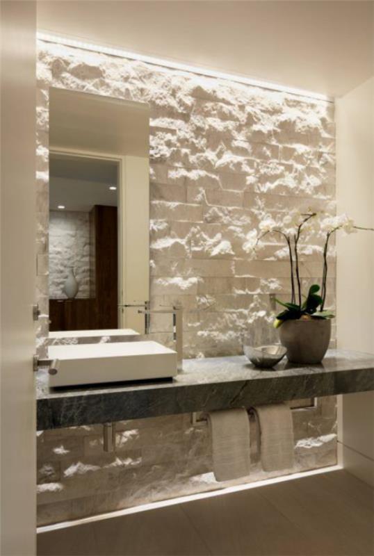 Πέτρα στο μπάνιο Ένας πέτρινος τοίχος φωτισμένος σωστά, το σωστό φως στο μπάνιο κάνει θαύματα σε μια πολύ ελκυστική εικόνα