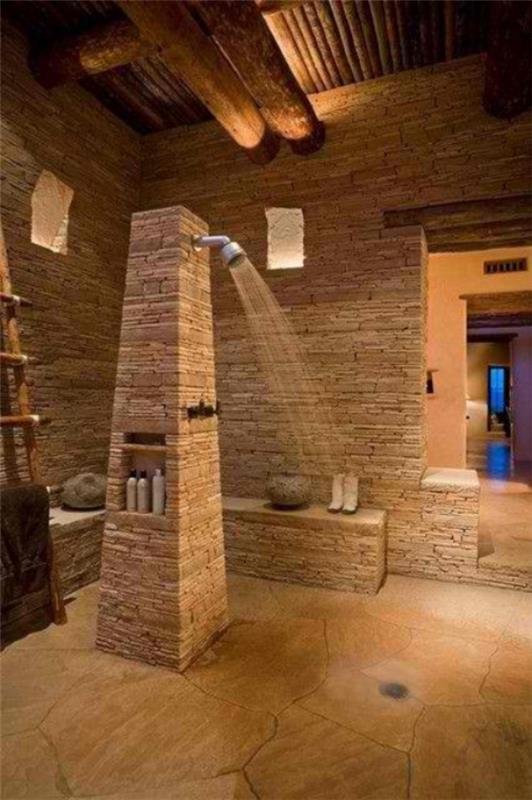 Πέτρα στο μπάνιο ευρεία χρήση του ντους φυσικού υλικού στο κέντρο του μεγάλου δωματίου