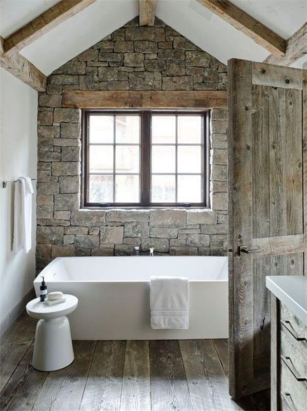 Πέτρινο μπάνιο ρουστίκ στυλ πέτρινο τοίχο ορθογώνιο παράθυρο ξύλινη πόρτα μοντέρνο κάτοχος πετσέτας σκαμπό μπανιέρας