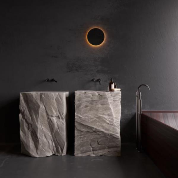 Πέτρα στο μπάνιο δύο πέτρινοι νιπτήρες τοίχου λαμπτήρας όμορφος μοντέρνος σχεδιασμός μπάνιου
