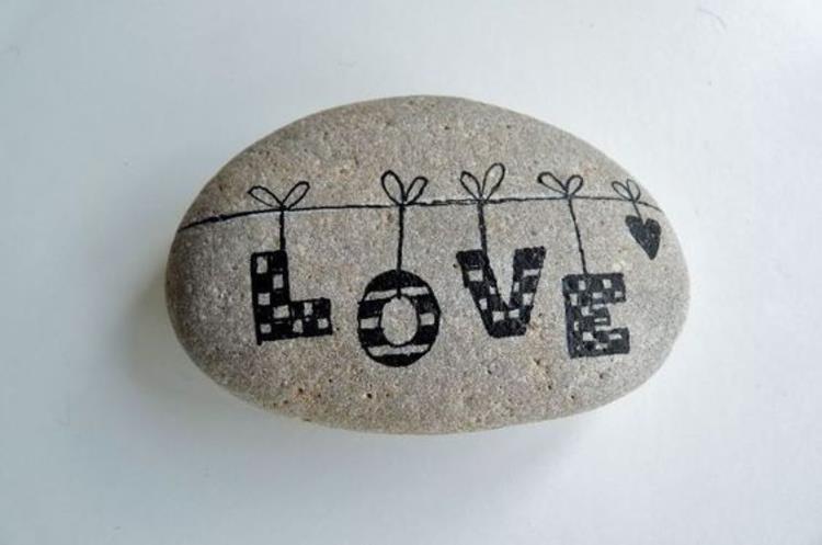 Ζωγραφίζοντας πέτρες Κάντε μια δήλωση αγάπης με ζωγραφισμένες πέτρες