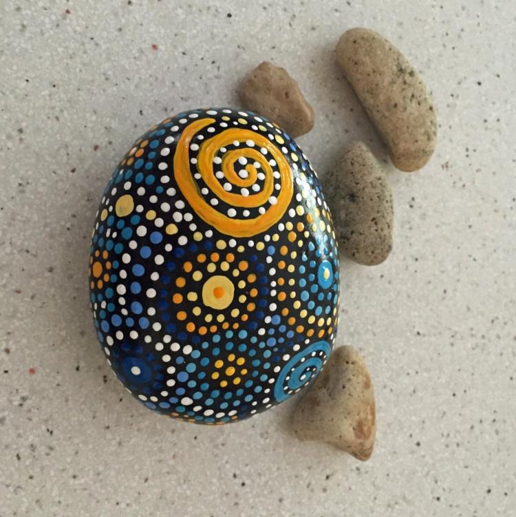 Πέτρες που ζωγραφίζουν τελείες μοτίβο μπλε κίτρινες χειροτεχνίες με πέτρες