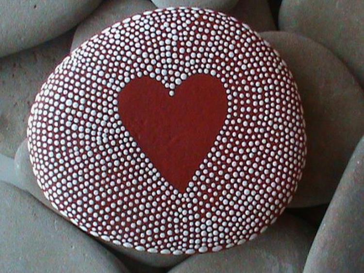 Πέτρες που ζωγραφίζουν κουκκίδα μοτίβο κόκκινη καρδιά που κατασκευάζει με πέτρες