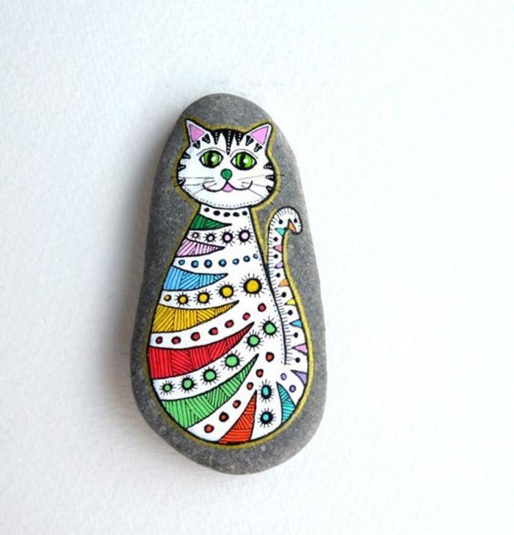 Χρωματίστε πέτρες πολύχρωμες χειροτεχνίες γάτας με πέτρες