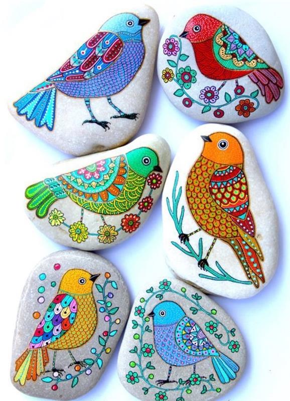 Οι πέτρες ζωγραφίζουν πολύχρωμα πουλιά ζωγραφισμένες πέτρες