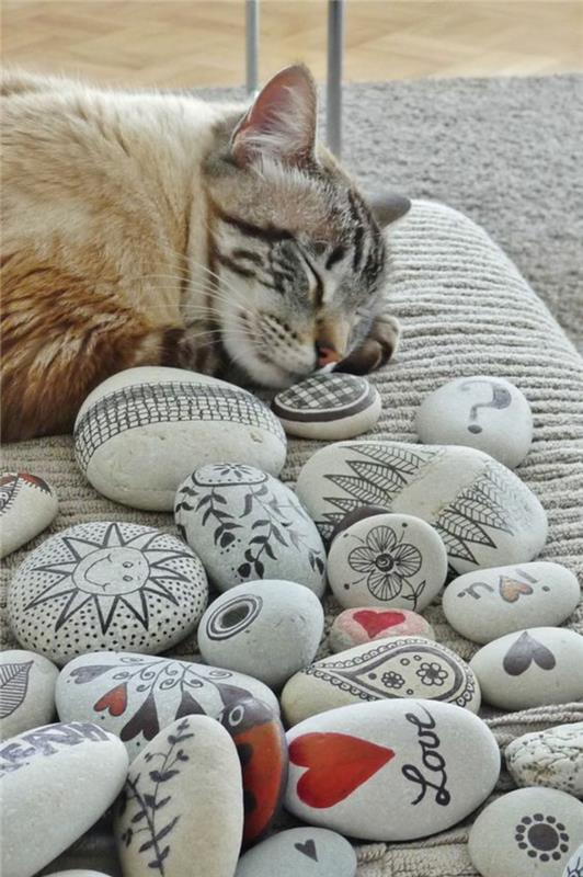 Χρωματίστε πέτρες κόκκινες καρδιές Χειροτεχνία με πέτρες Διακόσμηση κήπου γάτας
