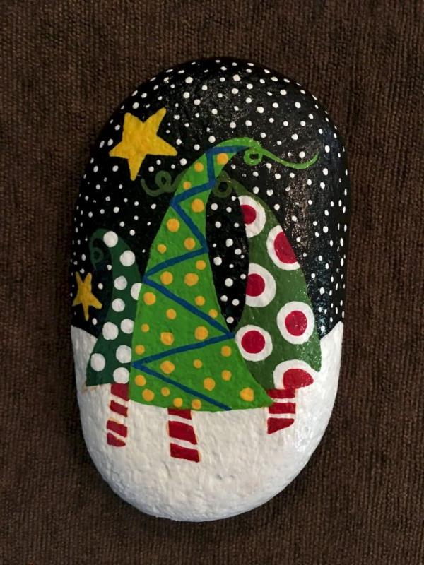 Πέτρες ζωγραφικής για τα Χριστούγεννα - καλλιτεχνικές ιδέες και συμβουλές για εορταστική χειμερινή διακόσμηση ασυνήθιστο έλατο δάσος χειμώνα
