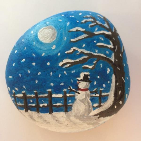 Πέτρες ζωγραφικής για τα Χριστούγεννα - καλλιτεχνικές ιδέες και συμβουλές για εορταστική χειμερινή διακόσμηση νυχτερινό τοπίο χιονάνθρωπος φεγγάρι
