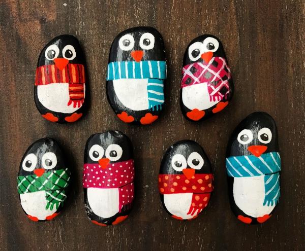 Πέτρες ζωγραφικής για τα Χριστούγεννα - καλλιτεχνικές ιδέες και συμβουλές για μια γιορτινή χειμερινή διακόσμηση πιγκουίνου χαριτωμένο και εύκολο