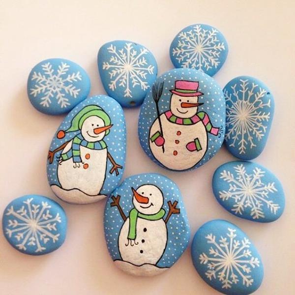Πέτρες ζωγραφικής για τα Χριστούγεννα - καλλιτεχνικές ιδέες και συμβουλές για μια εορταστική χειμερινή διακόσμηση νιφάδες χιονιού και διακόσμηση ανδρών πάγου
