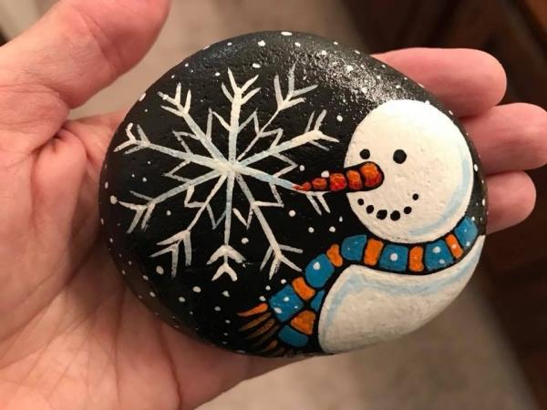 Πέτρες ζωγραφικής για τα Χριστούγεννα - καλλιτεχνικές ιδέες και συμβουλές για μια εορταστική χειμερινή διακόσμηση διακόσμηση νιφάδας χιονιού με χιονάνθρωπο