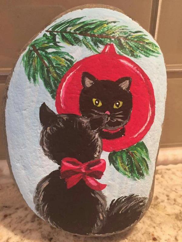 Πέτρες ζωγραφικής για τα Χριστούγεννα - καλλιτεχνικές ιδέες και συμβουλές για μια εορταστική χειμερινή διακόσμηση δέντρο στολίδι μαύρης γάτας