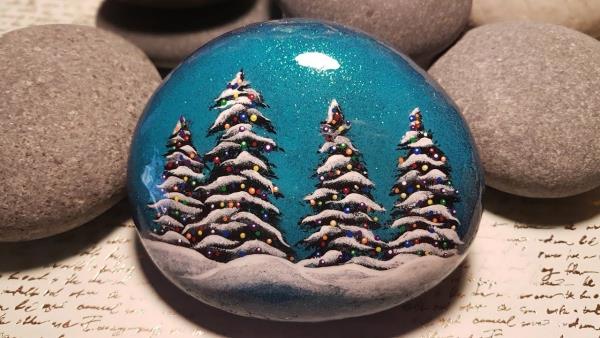 Πέτρες ζωγραφικής για τα Χριστούγεννα - καλλιτεχνικές ιδέες και συμβουλές για εορταστική χειμερινή διακόσμηση χειμερινό τοπίο δάσος χιονιού