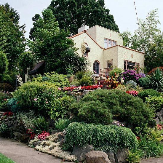 Βραχώδης κήπος καταπράσινος μπροστά από το σπίτι όμορφο θέαμα