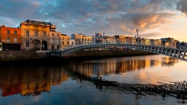 Ζωδιακό τουριστικό θέρετρο ρομαντικές φύσεις Ηλιοβασίλεμα γέφυρας Ιρλανδίας