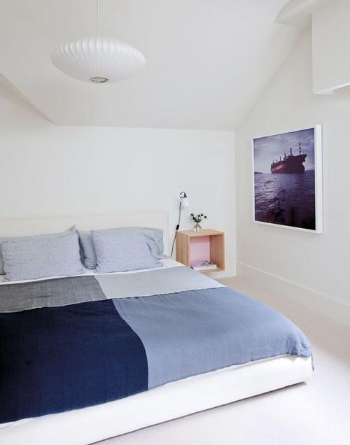 Κομψά επιπλωμένο υπνοδωμάτιο σε μπλε και λευκό θαλάσσιο στιλ