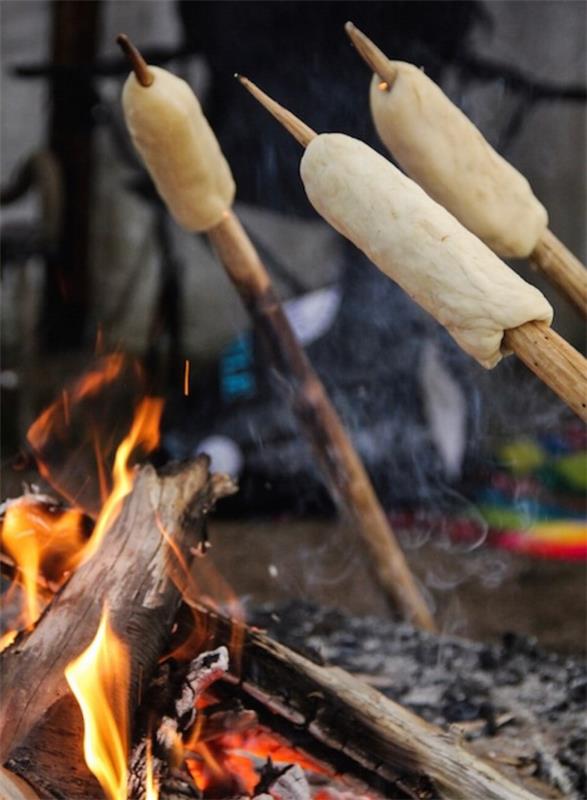 Κολλήστε ιδέες συνταγής ψωμιού τέλειες για μια φωτιά που ψήνει στη σχάρα ψωμί στη φωτιά
