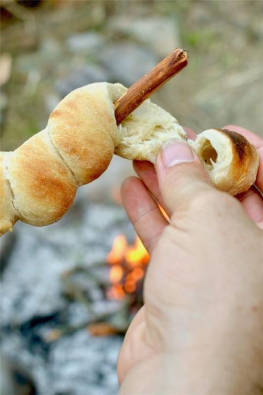 Ιδέες συνταγής για ραβδί ψωμιού τέλειες για μια φωτιά καταστρέφοντας το ψωμί από το ραβδί