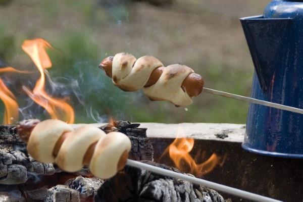 Κολλήστε ιδέες συνταγής ψωμιού τέλειες για λουκάνικα καυτερή φωτιά στη σχάρα με ψωμί