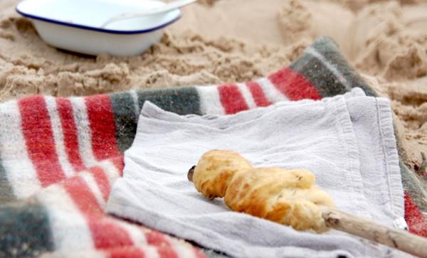 Ιδέες συνταγής για ραβδί ψωμιού τέλειες για πικνίκ στην πυρά στην παραλία