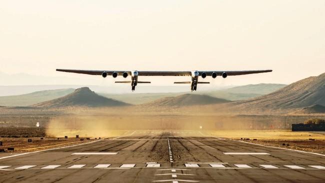 Το Stratolaunch, το μεγαλύτερο αεροσκάφος στον κόσμο, περνά μια δοκιμαστική πτήση με απόλυτη επιτυχία - το γιγαντιαίο αεροπλάνο απογειώνεται