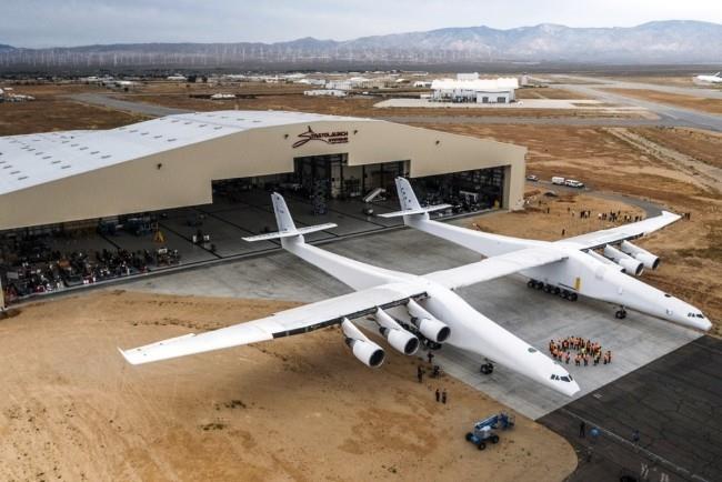 Το Stratolaunch, το μεγαλύτερο αεροσκάφος στον κόσμο, πέρασε με επιτυχία τη δοκιμαστική πτήση στην αίθουσα του γιγάντιου αεροσκάφους