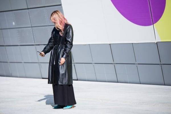 Δερμάτινο σακάκι μόδας δρόμου τάσεις γυναίκες μια τέχνη εγκατάσταση
