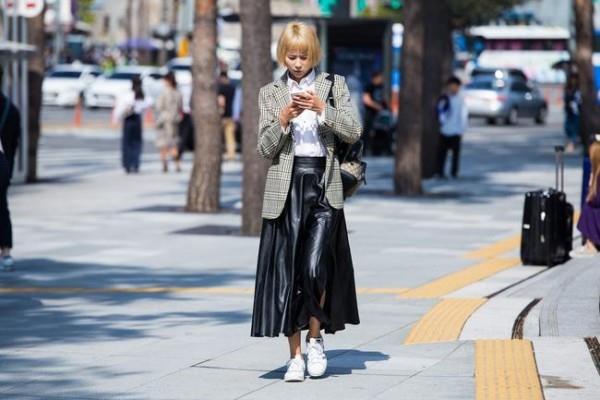 Δερμάτινη φούστα μόδας δρόμου - Εβδομάδα μόδας στη Σεούλ