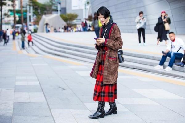 Street fashion - μακρύ κόκκινο φόρεμα - street style