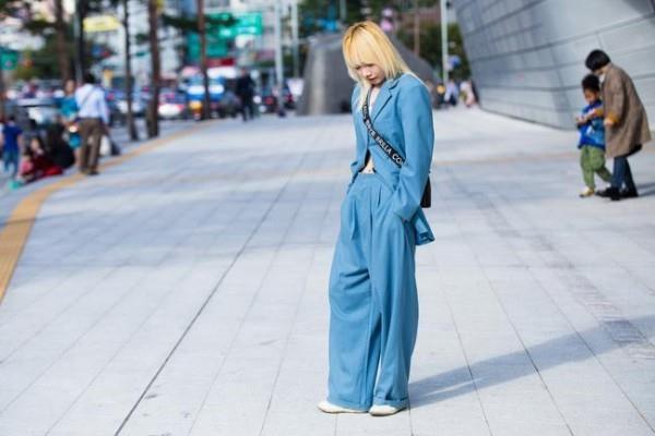 Μόδα δρόμου - casual μπλε ρούχα - στυλ μόδας δρόμου